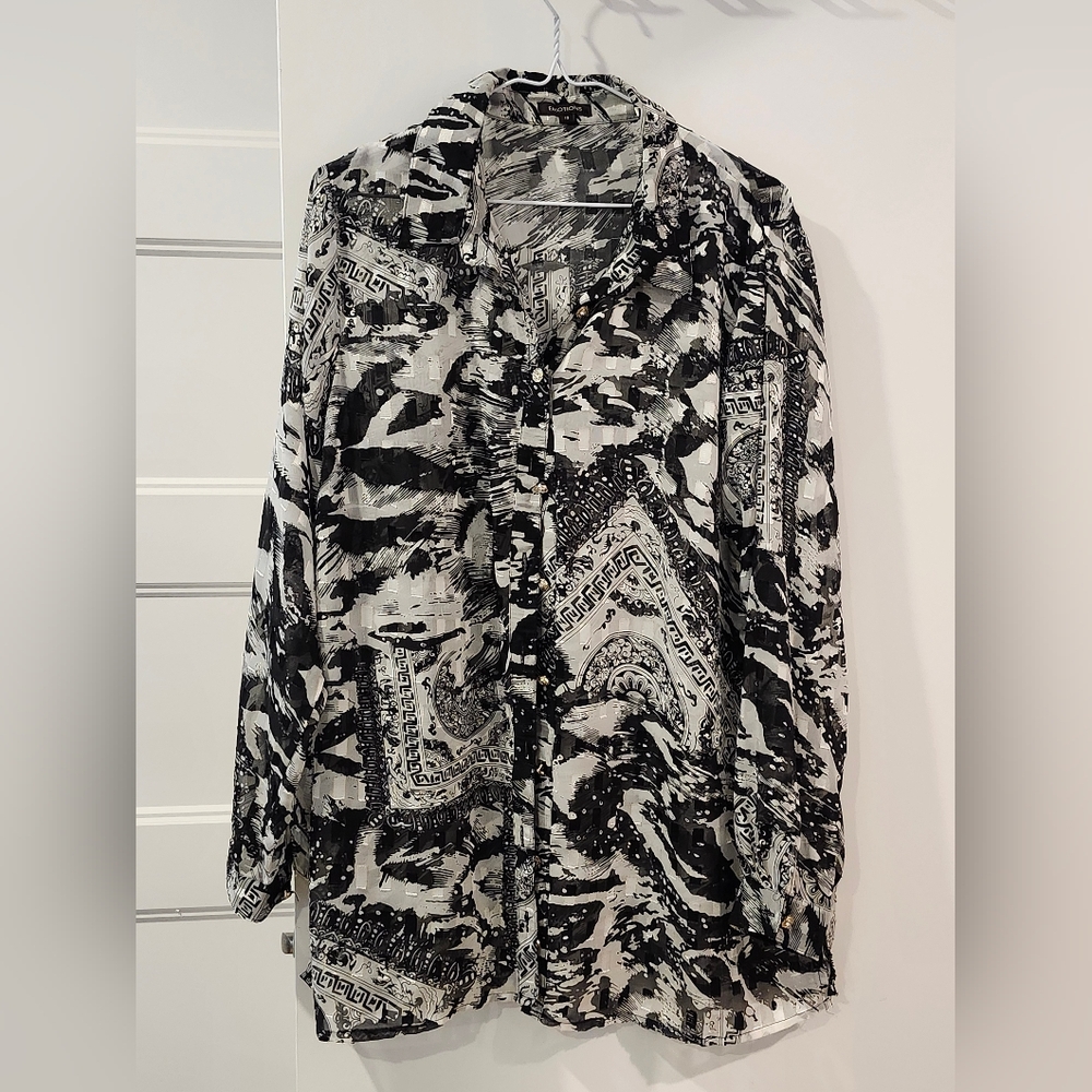 🔥 3/$25 🔥Black and White Button Down Shirt